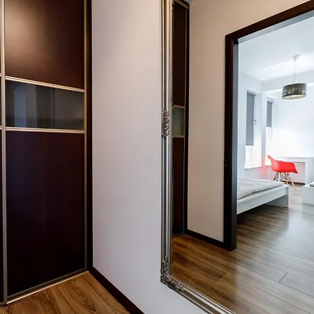 - Center - Comfortable And Bright - L17