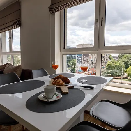 - Center - Comfortable And Bright - L17