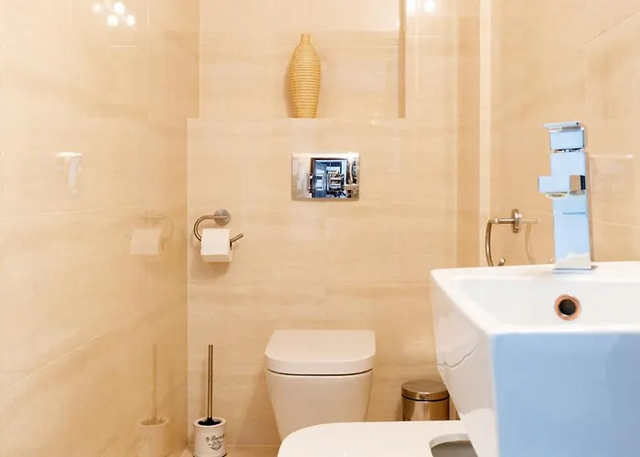 - Center - Comfortable And Bright - L17 *