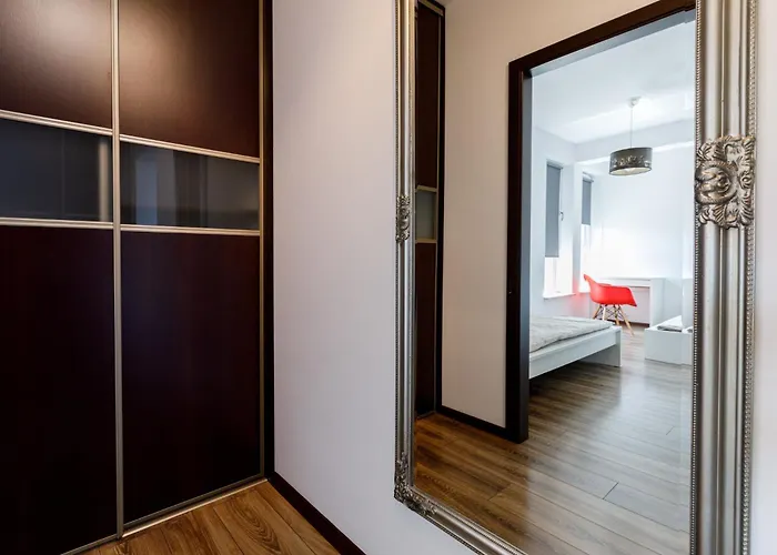 - Center - Comfortable And Bright - L17