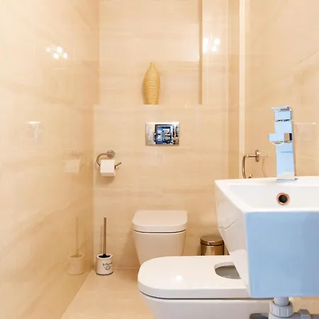 - Center - Comfortable And Bright - L17 *